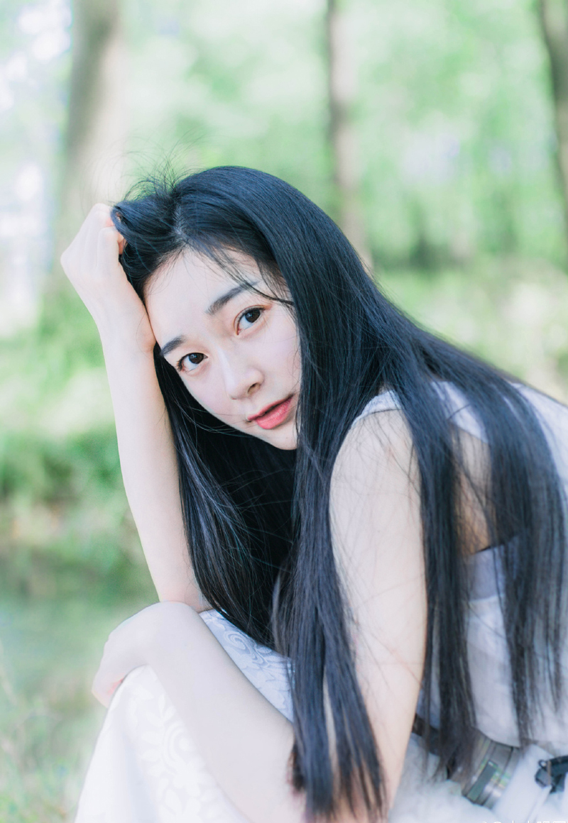 一声脆响，却见小乔脸色面色有些苍白的站在门口，目光怔怔的看着吕布和夜鹰，在她身旁，大乔拉了拉小乔，有些焦急的看向吕布。